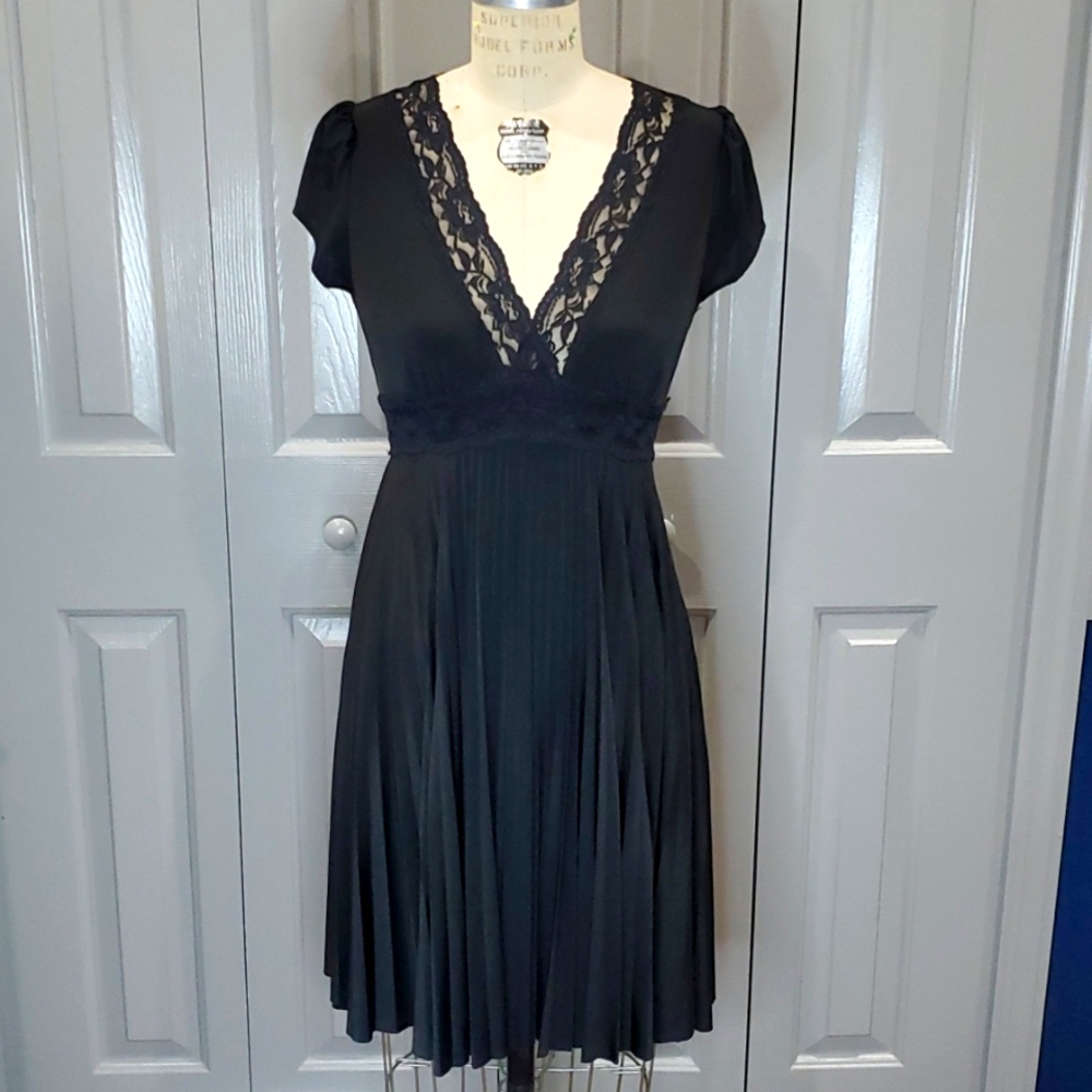 VINTAGE FLOWY BLACK LACE V-NECK KNIT CAP SLEEVE DRESS WITH FAN PLEATED SKIRT M/L